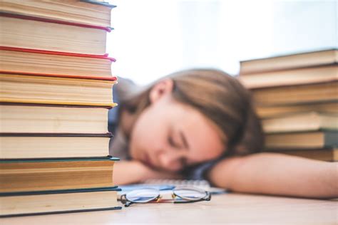 Estudante Universitário Estressada Cansada De Aprender Com Livros Na