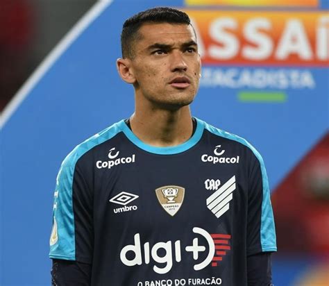 Esta página muestra la vista detallada del equipo actual. Santos, goleiro do Athletico-PR, é convocado para a ...