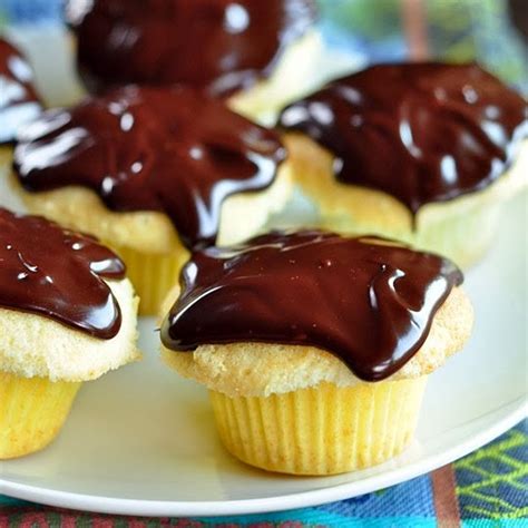 For added assurances, spray the flat surface of the pan with cooking spray. Boston Cream Pie Cupcakes | Cocinando con Alena