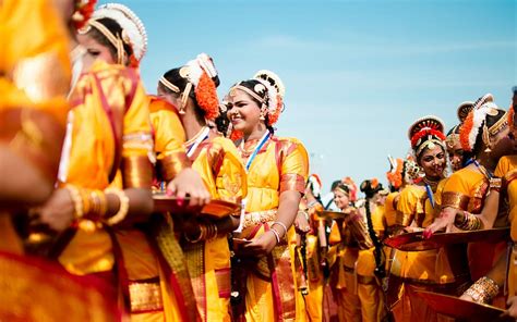 Tempel, saris, paläste und moscheen ziehen sich von nord nach süd. Tänze Indiens - Wunder Indien