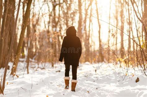 mujer caminante de nieve en invierno caminando en bosques nevados en senderos de bosques estilo