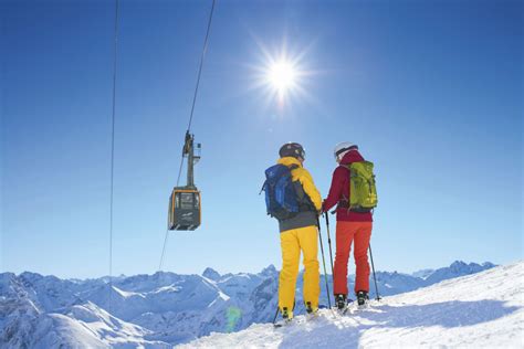 You can usually go skiing in oberstdorf from the middle of december until the beginning of may thanks to the favourable altitude in the allgäu alps and modern snowmaking. Oberstdorf Nebelhorn • Ski Holiday • Reviews • Skiing
