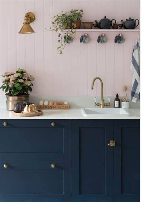 Retro pink kitchens like these were super trendy back in the '50s! Trending: Pink Kitchens | Kitchen design, Pink kitchen ...