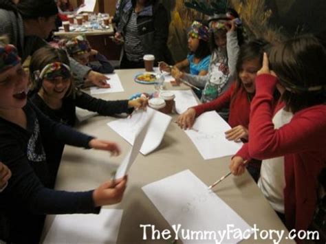 Blind drawing is a fun game that helps the team understand the importance of the team. theyummyfactory | Snowman party, Snow party, Winter fun