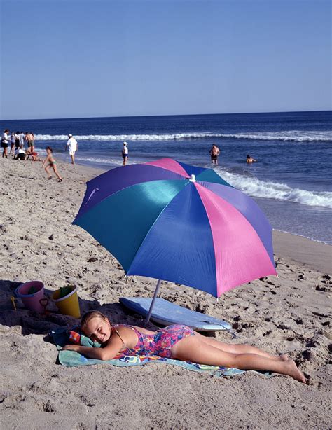 무료 이미지 바닷가 바다 연안 모래 대양 소녀 태양 육지 웨이브 바람 휴가 일광욕 우산 미국 만 푸른 물줄기 맑은 파도 기분 전환