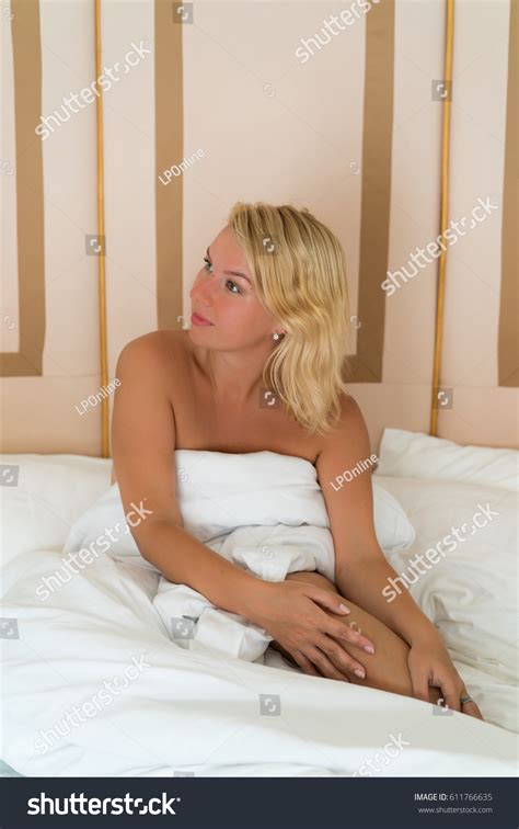 Young Naked Woman Bed ภาพสตอก 611766635 Shutterstock