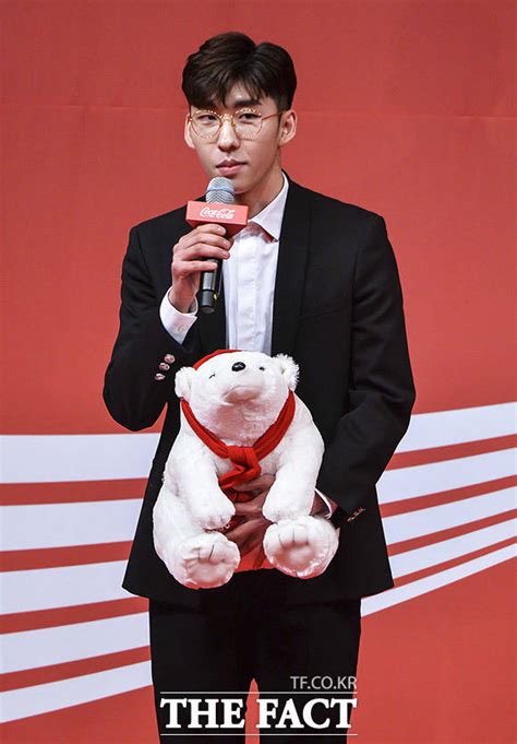 And received his gold on sunday. TF포토 임효준, '시상식장을 웃음바다 만든 댄스신고식' - 포토 ...