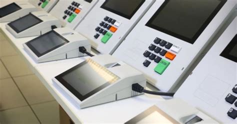 TSE apresenta novo modelo de urna eletrônica para eleições de