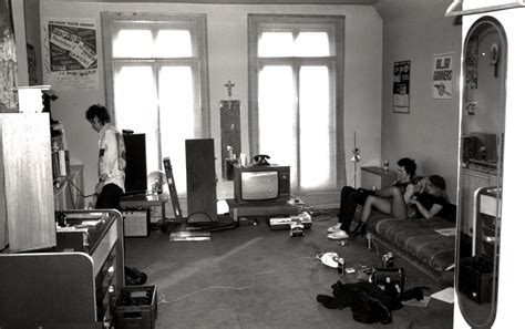 Sid vicious and his band reach fame and escape the chelsea england slums to tour the world. Rare Photos of Nancy And Sid Vicious At Johnny Rotten's House In 1978 - Flashbak