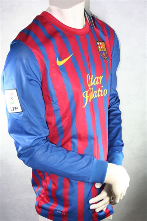 Als echter messi fan darf dieses fc barcelona auswärtstrikot mit der nummer 10 in ihrer kollektion natürlich nicht fehlen! Nike FC Barcelona Trikot 10 Lionel Messi 2011/12 Qatar ...