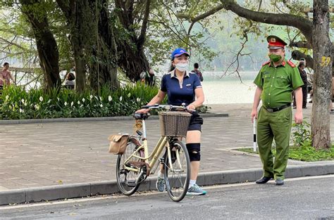 xử lý nhiều trường hợp đi xe đạp xe máy trong phố đi bộ quanh hồ hoàn kiếm báo công an nhân