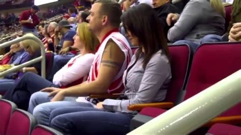 Man Slapped By Girlfriend On Kiss Cam Gets His Own Back By Snogging Hot Stranger Youtube