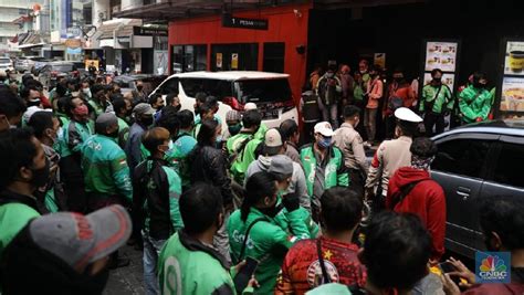 Penampakan Kerumunan Ojol Antre Bts Meal Di Mcd Jakarta Foto 7