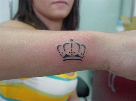 It is however one feature that still stands out regardless of the elements it's incorporated with. 50 Best Crown Tattoos For Couples (& Singles) {2018 ...