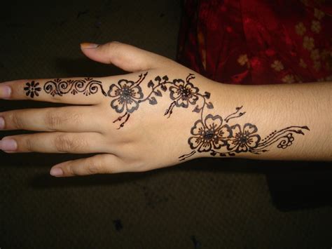 Ada banyak seni yang dihasilkan dari henna, seperti henna tangan atau inai tangan, henna pengantin, henna kaki. Semua Tentang Aku...: ~~ INAI JARI & LUKISAN HENNA