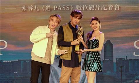 The hanyu shuiping kaoshi, translated as the chinese proficiency test, is the standardized test of standard chinese (a type of mandarin chinese). 「狼人殺偶像」陳零九發片!愷樂願「三點全露」助陣拍MV | 娛樂星聞 | 三立新聞網 SETN.COM