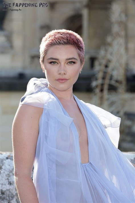 Florence Pugh Exposed Her Naked Tits At Valentino Show 10 Photos The Fappening