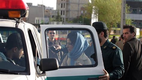 إيران تركيب كاميرات في الأماكن العامة لرصد من لا يلتزمن بالحجاب