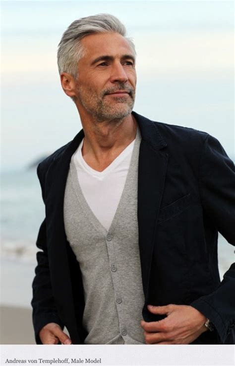 handsome gray haired male model coiffure homme coiffure homme 50 ans tenue décontractée pour