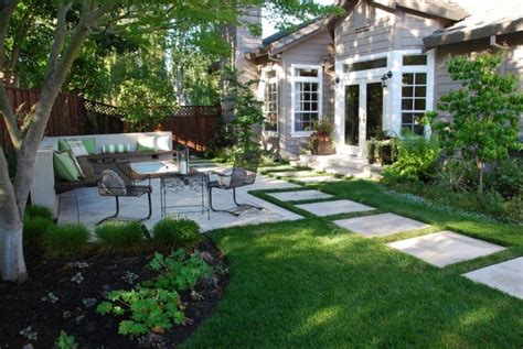 Eine terrasse mit pergola, ein gartenhaus für die geräte, ein gartenteich mit fischen, attraktiv angelegte beete und wege: Garten Terrasse anlegen - 30 Ideen für den Terrassenboden ...