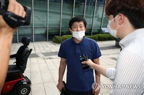 박상학 / 자유북한운동연합 대표 (김한솔을) 당장 볼 수 있냐 하니까 지금 당장 아니라도 며칠만 기다리면 가능하다, 보는 거는 문제 없다 그렇게 얘기한 거죠. 하지만 일정상 맞지 않아 김한솔과의. 질문받는 박상학 자유북한운동연합 대표 | 연합뉴스