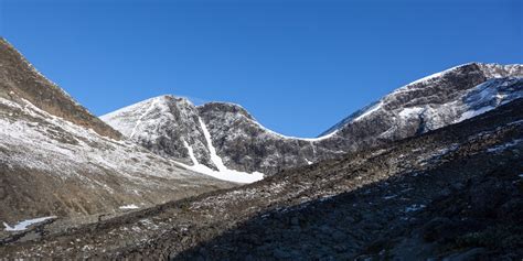 El monte kebnekaise (del sami giebmegáisi o giebnegáisi) es la montaña más alta de suecia.el macizo del kebnekaise, que forma parte de los alpes escandinavos, tiene dos picos, de los cuales el de más al sur alcanzaba los 2103 metros sobre el nivel del mar y está permanentemente cubierto por hielo, pero ha visto reducida su altitud 24 m por el deshielo desde la década de 1960, y el de. Kebnekaise - Nikkaluokta.com