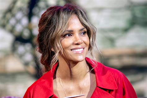 She won an academy award for best actress in 2002 for her. Halle Berry 2020 / Halle Berry Says Homeschooling Her Kids ...