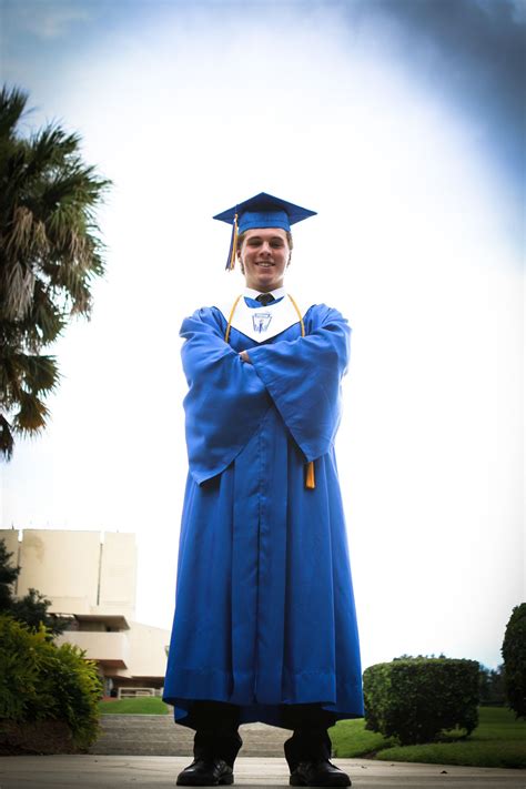 Cap And Gown Cap And Gown Pictures Graduation Picture Poses Cap And