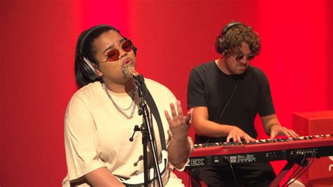 Explore the latest videos from hashtags: Zoe Wees in Stephan's Pianobar - Qmusic