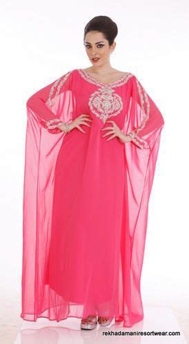 Model pakaian masa kini dibuat lebih simple namun dengan sedikit kombinasi menggunakan aksesoris akan terlihat elegan sehingga. Model baju gamis india terbaru busana muslim masa kini ...
