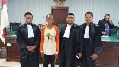 Oleh parlindungandiposting pada 13 januari 202013 januari 2020. Tukang Becak Renta Jadi Pesakitan Gara-gara Cabut Pohon ...