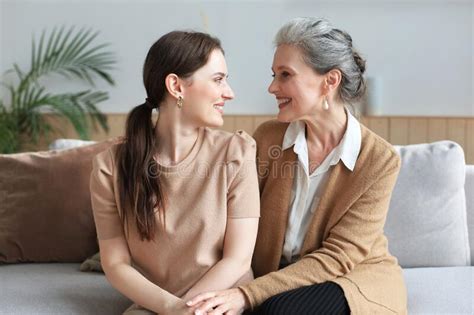 Retrato De Madre Vieja E Hija Madura Abrazándose En Casa Feliz Madre