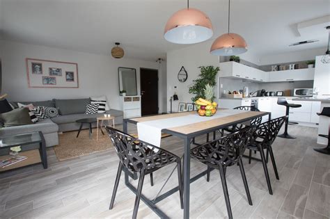 La grande pièce à vivre avec un salon/salle à manger harmonieux où les