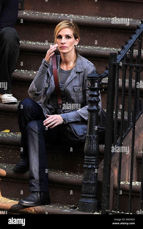 New York August 03 Actress Julia Roberts Films A Scene On The Stock