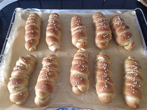Thanks to a regulation that has existed since the middle ages, the quality of. Nürnberger Bratwürstchen im Laugenteigmantel (Rezept mit ...