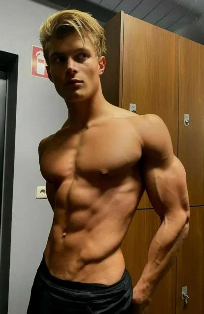 Shirtless Male Muscular Hot Beefcake Blond Haired Locker Room Photo 4x6