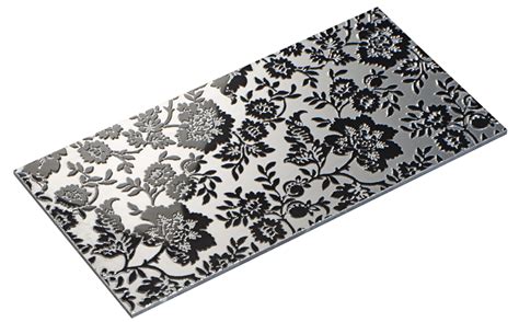 Fire moderne fargetoner kombinert med de svært etterspurte formatene 30×60, 60×60 og 90×90 med matt eller eksklusiv halvpolert overflate. Decor Silver Smb363151 30X60