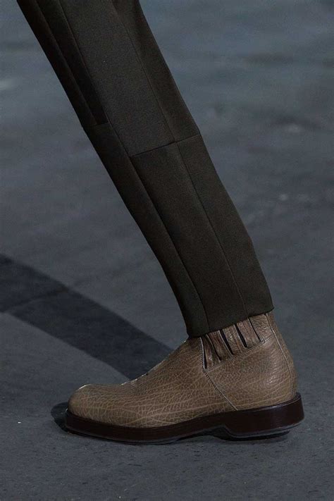 Il marchio alexander mcqueen, fondato da un inglese ribelle, ama diffondere soluzioni fashion altrettanto ribelli.e così, quando la maggior parte dei brand presenta le chelsea in stile degli anni '90, sulla passerella di mcqueen possiamo vederle in versione con la punta sfumata, effetto consumato. Tendenze scarpe uomo autunno inverno 2020 2021. Classici ...