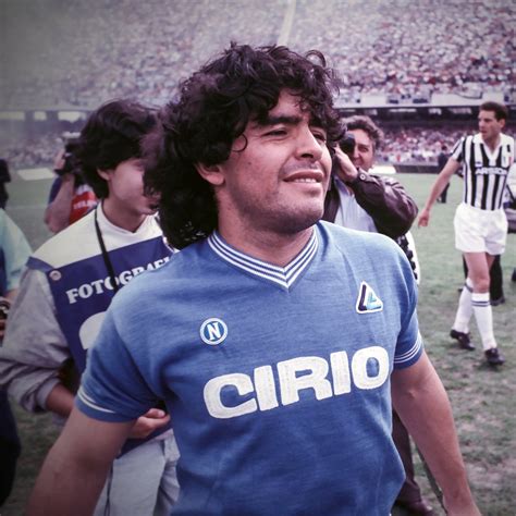 Una maglietta del napoli con il numero 10 è stata depositata sul feretro di diego maradona esposto. Napoli Diego Maradona : Euro Round Up Barcelona Napoli And ...