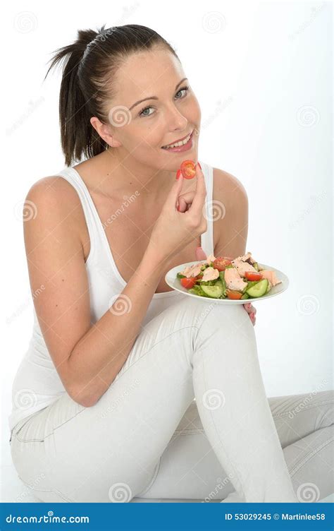 Gesunde Natürliche Glückliche Junge Frau Die Eine Platte Von Frischem Salmon Salad Hält