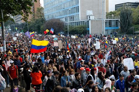El ministro de hacienda de colombia, alberto carrasquilla, presentó su renuncia tras los cinco días de protestas contra la reforma tributaria. Las protestas amenazan confianza de los inversionistas en ...
