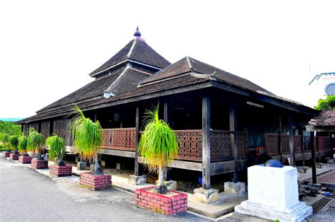 Sekarang, masjid itu bukan sekadar monumen sejarah tetapi terus berfungi sebagai pusat ke­gia­tan keagamaan apabila digunakan untuk beribadat oleh para pelajar serta orang awam. Rindu Masjid: Masjid Kampung Laut Kelantan - Malaysia ...