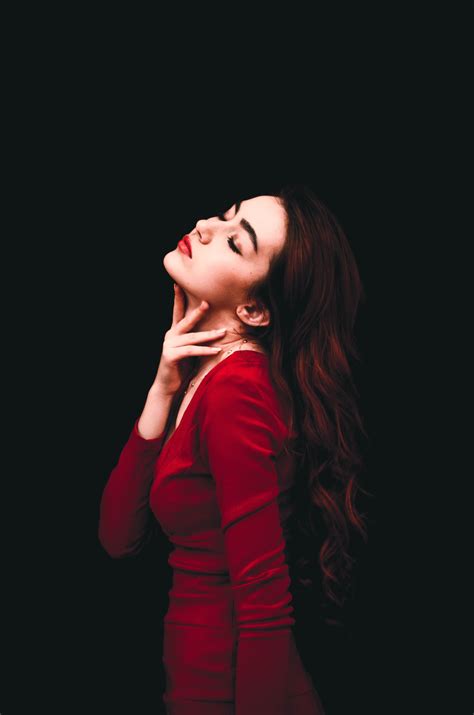 Fotoğraf Kız Kadın Fotoğrafçılık Görünüm şarkıcı Esmer Portre Model Kırmızı Karanlık