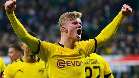 Erling haaland takes in the adulation of the yellow wall after his exceptional performance in front. Erling Haaland and Borussia Dortmund are a dream team ...