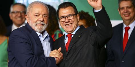 O Presidente Eleito Luiz Inácio Lula Da Silva E O Futuro Ministro Do Trabalho Luiz Marinho