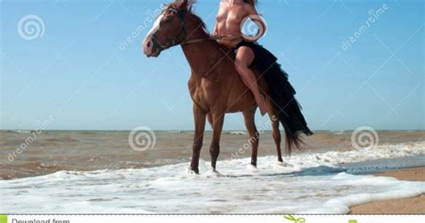 Une femme se promène nue à cheval à Quiberon