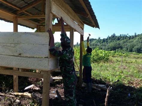 Saat lelah, petani akan keluar dari petak sawah dan menuju gubuk yang ada di tengah hamparan sawah. 35+ Ide Gambar Gubuk Sawah Sederhana - AsiaBateav