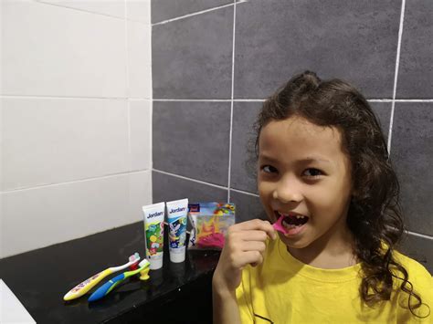 Cara menghilangkan karang gigi yang benar dan efektif. Tips Ajar Anak Gosok Gigi , Berus Gigi, Ubat Gigi Bagus ...