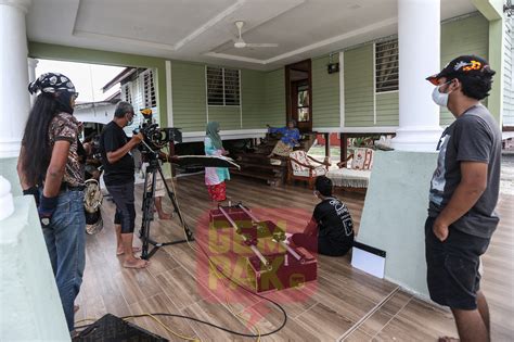 We will also look at who is zul ariffin, how he become famous, zul ariffin's girlfriend. FOTO: Salute! Produksi Dah Mula Shooting, Macam Ni Rupanya ...