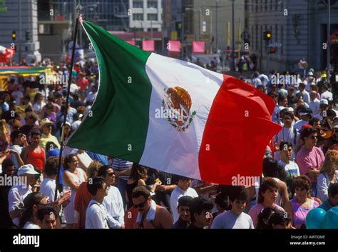 Las Personas Ondeando La Bandera Mexicana La Bandera De México El